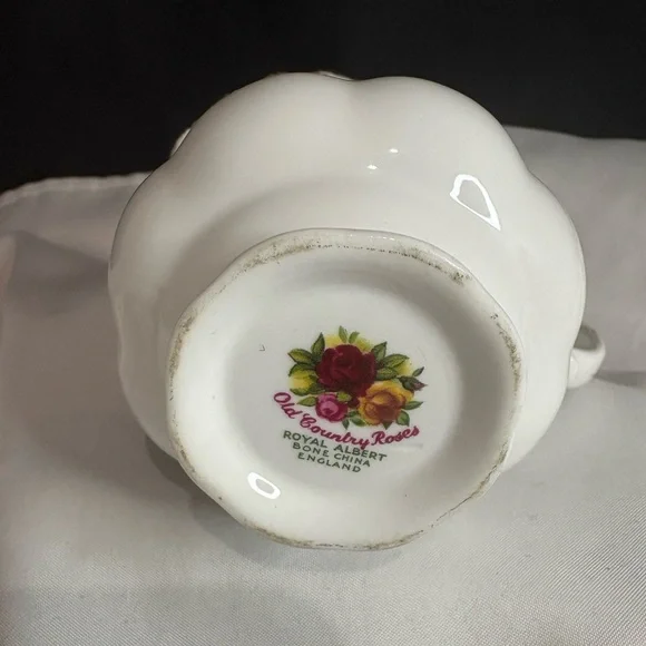 Royal Albert,Old Country Roses Creamer - Picture 2 of 4